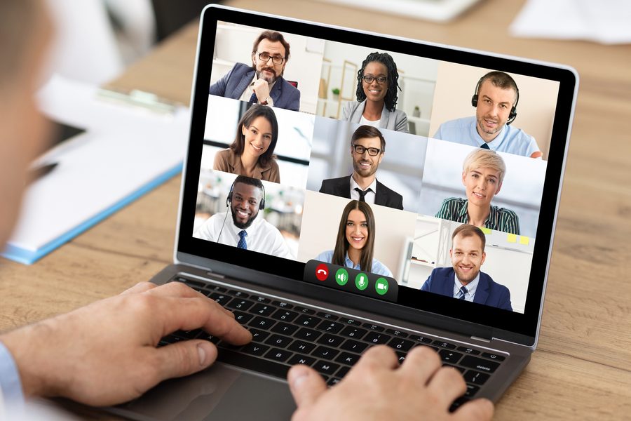 Videokonferenz mit mehreren Teilnehmern am Laptop